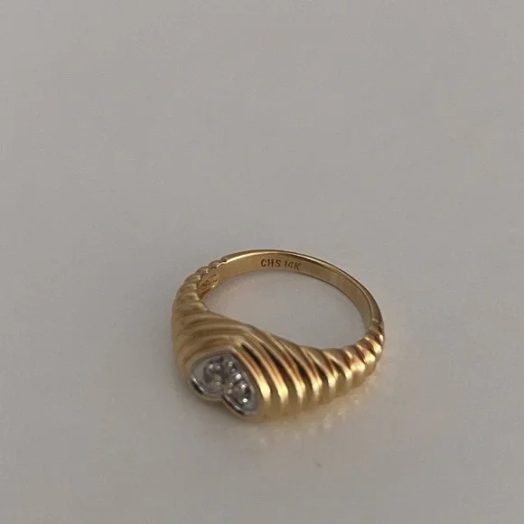 Vintage 14K Yellow Gold Heart Ring w/ Trio of Diamonds set in White Gold - Picture 7 of 9